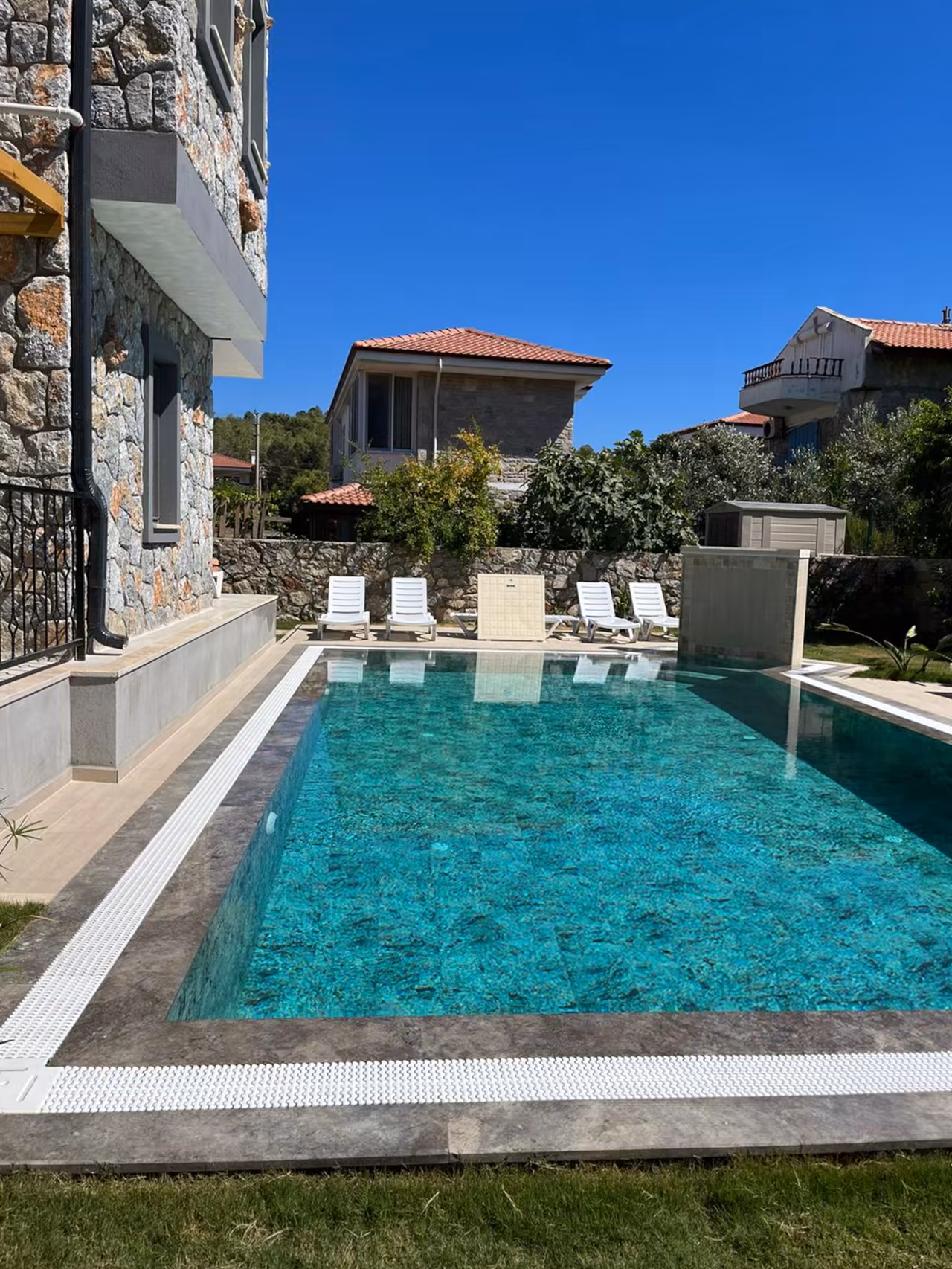 Villa Nora yüzme havuzunun bahçeden görünümü
