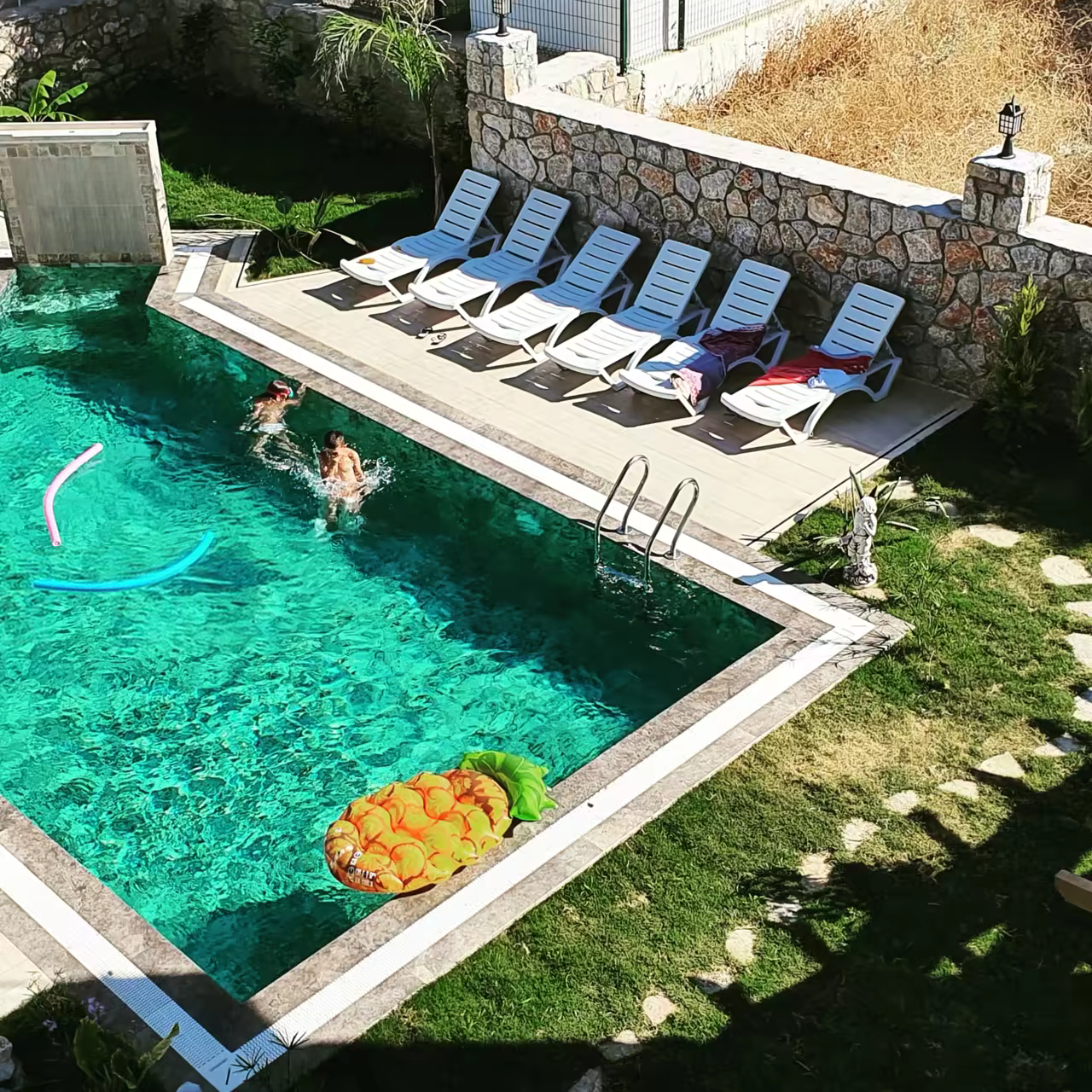 Villa Nora havuz alanının yukarıdan görünümü