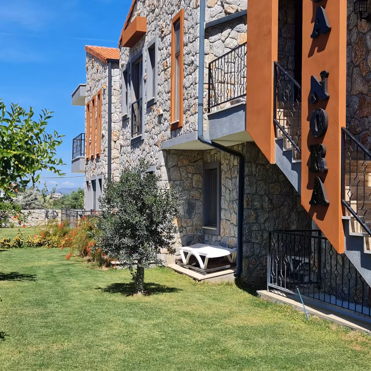 Villa Nora’nın bahçeye açılan doğal taş cephesi